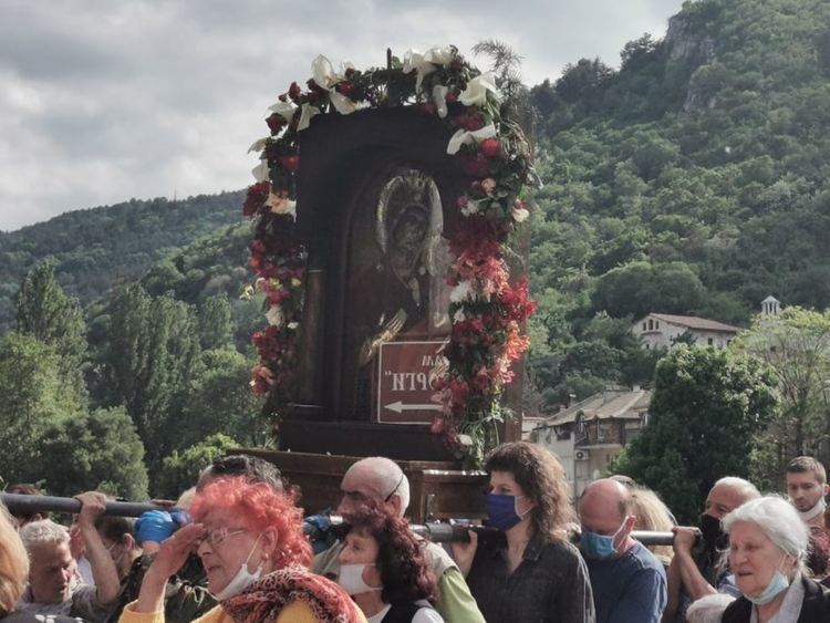 Чудотворната икона на Богородица – Елеуса се завърна в Асеновград