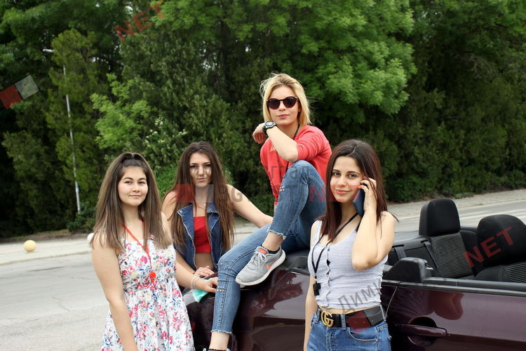 Първите непокорни абитуриенти празнуват по димитровградските улици