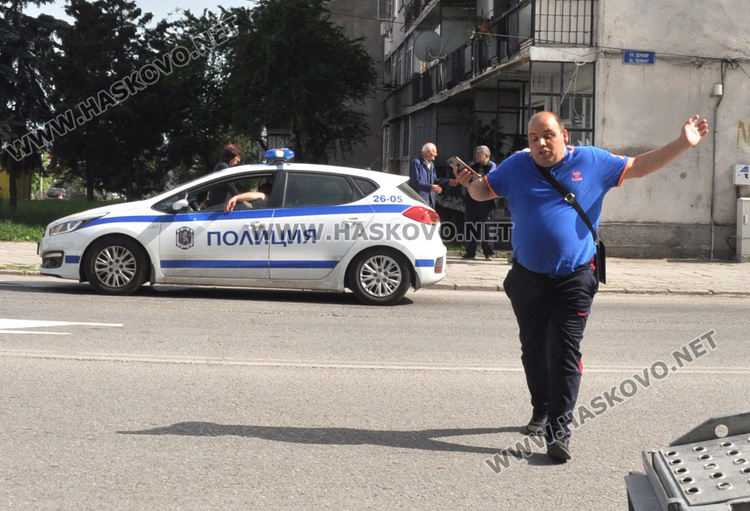 Мерцедес се разби в тротоар, за да избегне удар с Лада