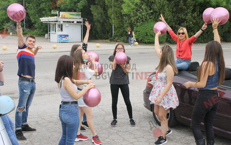 Първите непокорни абитуриенти празнуват по димитровградските улици