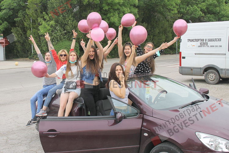 Първите непокорни абитуриенти празнуват по димитровградските улици