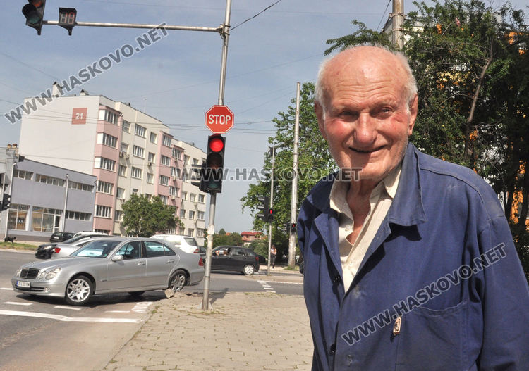 Мерцедес се разби в тротоар, за да избегне удар с Лада