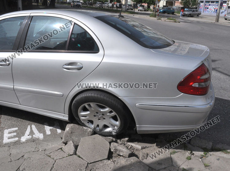 Мерцедес се разби в тротоар, за да избегне удар с Лада