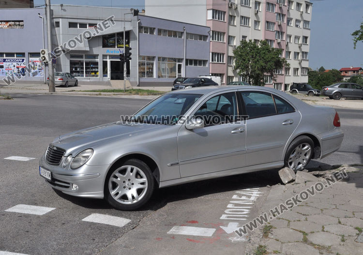 Мерцедес се разби в тротоар, за да избегне удар с Лада