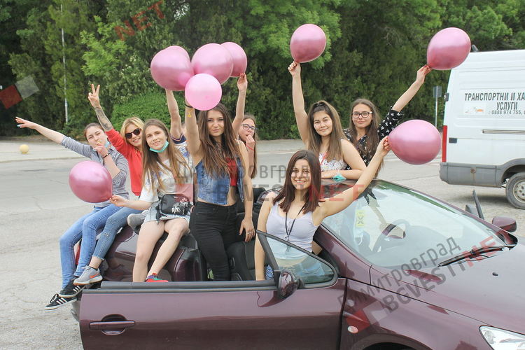 Първите непокорни абитуриенти празнуват по димитровградските улици