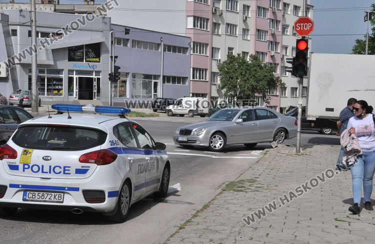 Мерцедес се разби в тротоар, за да избегне удар с Лада