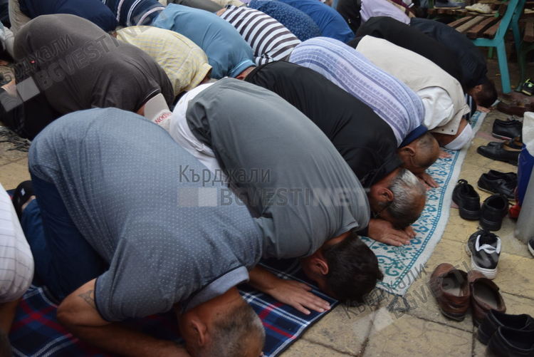 Джамиите в България се връщат към нормална работа, но някои ограничения остават