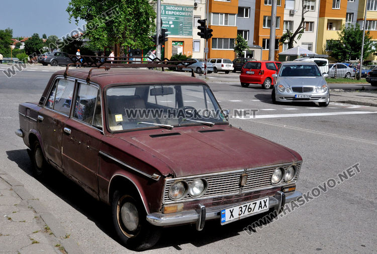 Мерцедес се разби в тротоар, за да избегне удар с Лада