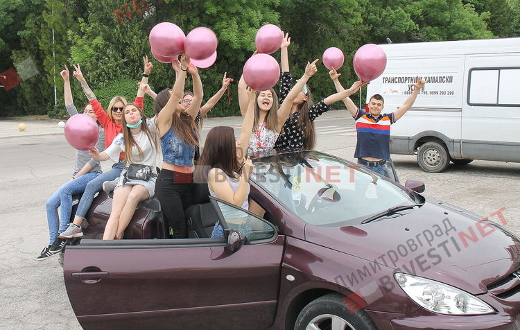 Първите непокорни абитуриенти празнуват по димитровградските улици