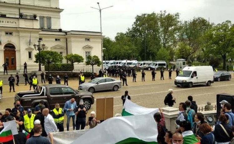 Протест на ПП Възраждане пред парламента - искат оставка на кабинета заради мерките