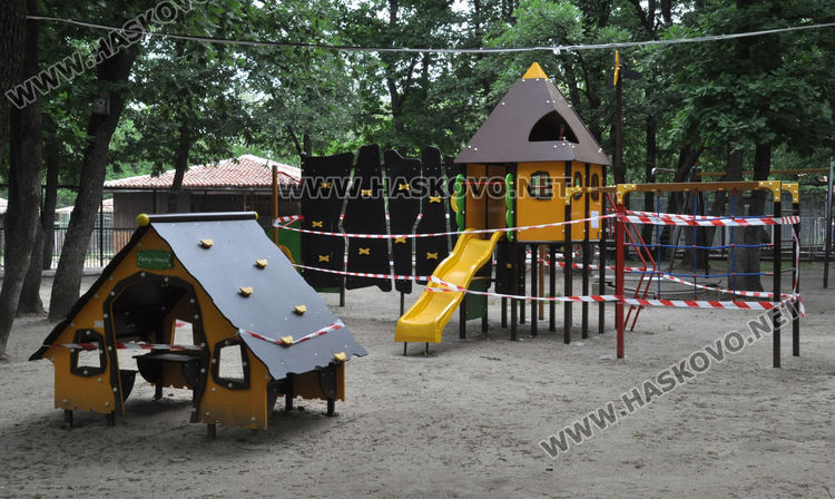 Множество деца с майки и баби посетиха зоопарка в първия работен ден