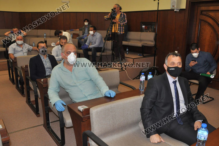 Със стилни маски в зала "Хасково"