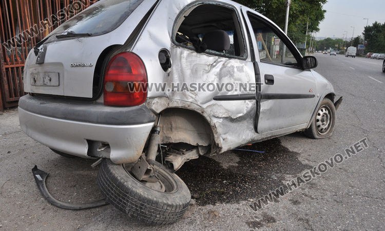 Шофьор на Опел е в болница след катастрофа на Кърджалийска