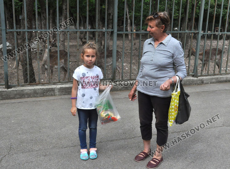 Множество деца с майки и баби посетиха зоопарка в първия работен ден