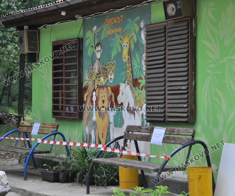 Множество деца с майки и баби посетиха зоопарка в първия работен ден