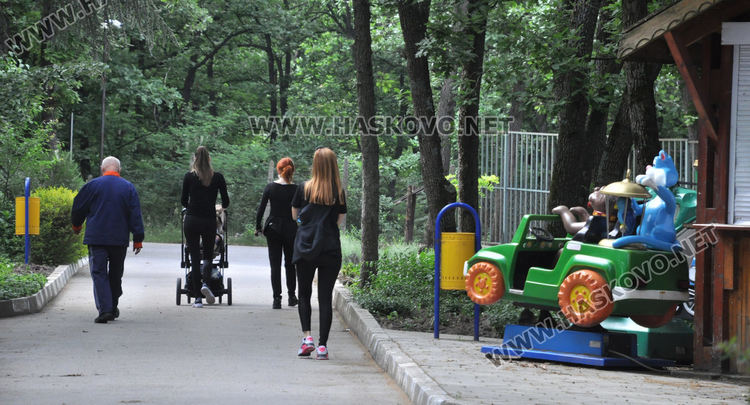 Множество деца с майки и баби посетиха зоопарка в първия работен ден