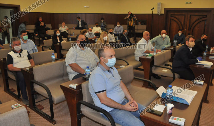 Със стилни маски в зала "Хасково"