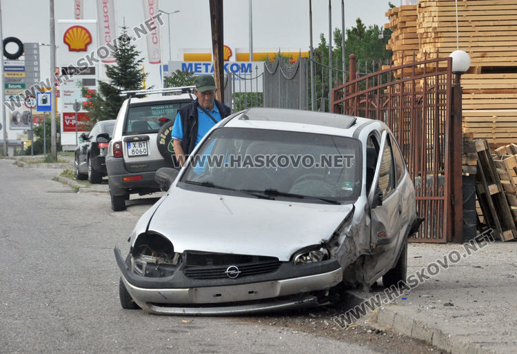 Шофьор на Опел е в болница след катастрофа на Кърджалийска