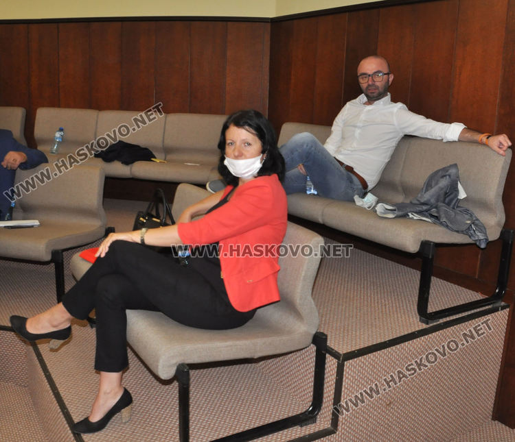 Със стилни маски в зала "Хасково"