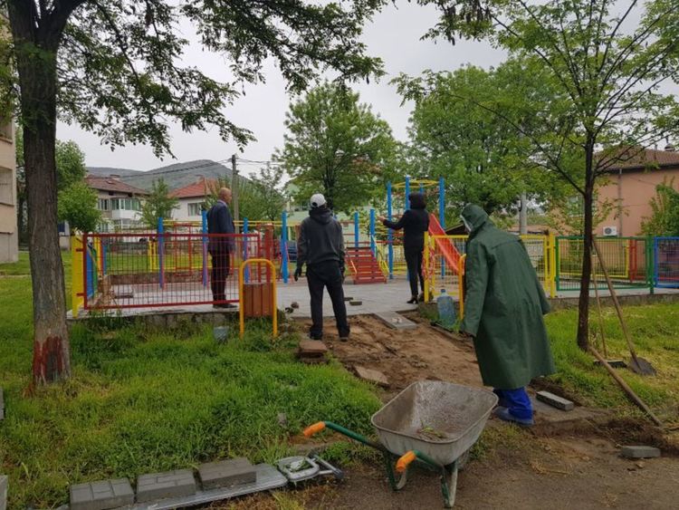 Започва ремонт на детските площадки в Момчилградско
