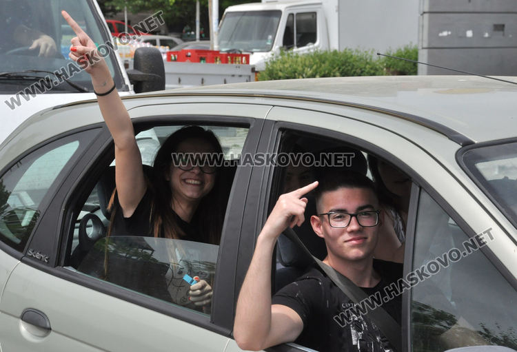 Абитуриенти огласиха улиците в Хасково