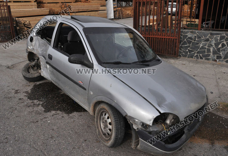 Шофьор на Опел е в болница след катастрофа на Кърджалийска