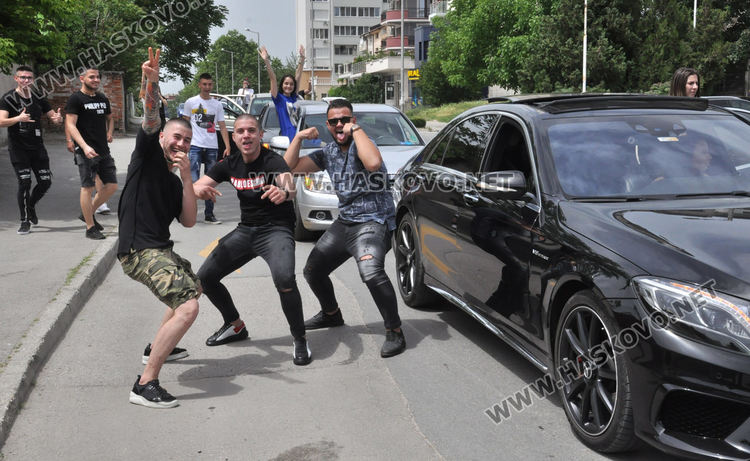 Абитуриенти огласиха улиците в Хасково