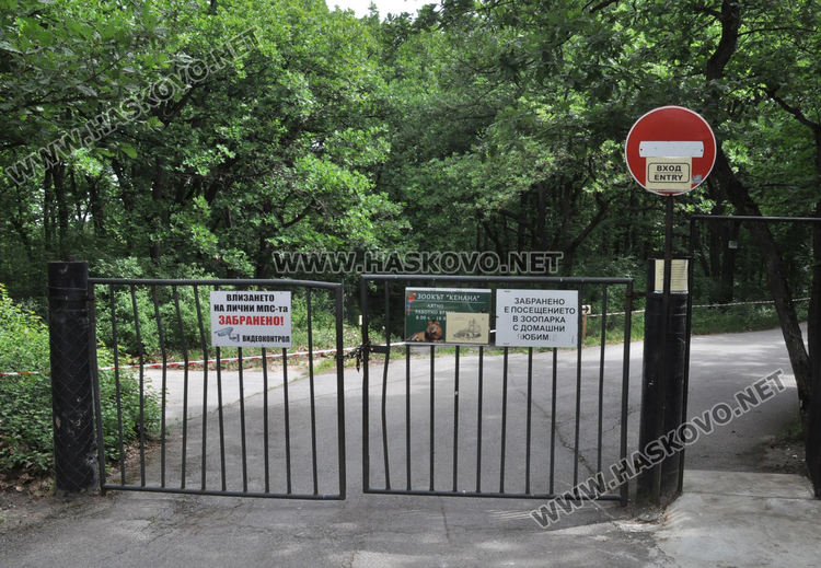 Множество деца с майки и баби посетиха зоопарка в първия работен ден