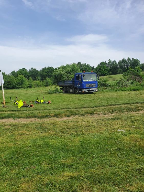 Изчистиха 2 тона боклук от терена около чешмите край яз. „Клокотница“