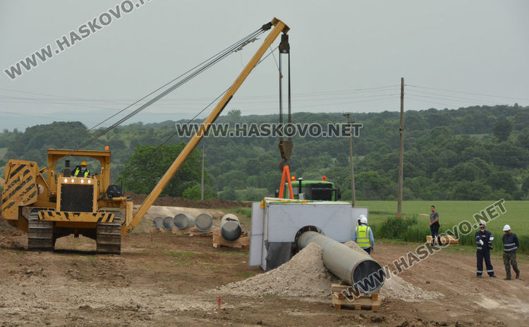 Бойко Борисов инспектира газопровода край Мандра, положени са 7 км тръби