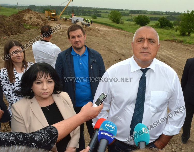 Бойко Борисов инспектира газопровода край Мандра, положени са 7 км тръби