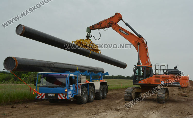 Бойко Борисов инспектира газопровода край Мандра, положени са 7 км тръби