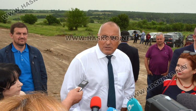 Бойко Борисов инспектира газопровода край Мандра, положени са 7 км тръби