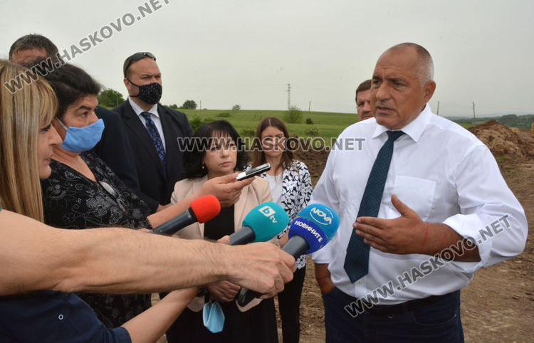 Бойко Борисов инспектира газопровода край Мандра, положени са 7 км тръби