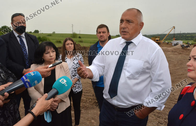 Бойко Борисов инспектира газопровода край Мандра, положени са 7 км тръби