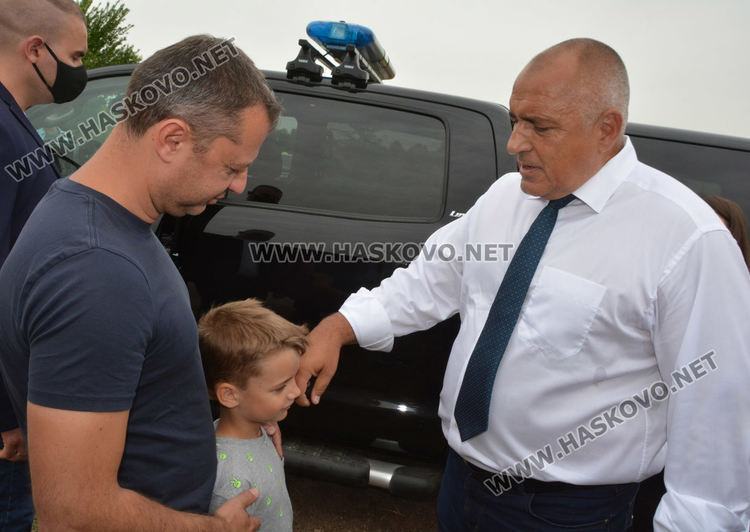 Бойко Борисов инспектира газопровода край Мандра, положени са 7 км тръби