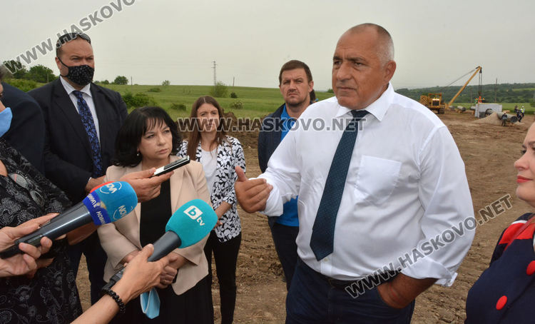 Бойко Борисов инспектира газопровода край Мандра, положени са 7 км тръби