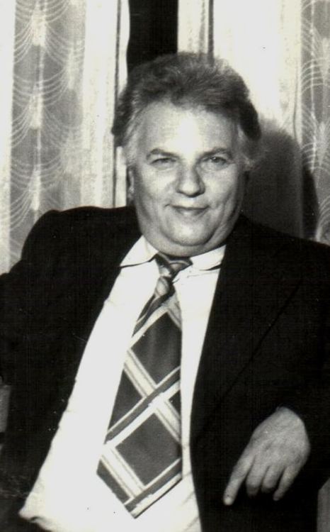 Цветя и поклонение пред паметта на поета и учителя Фаик Арда