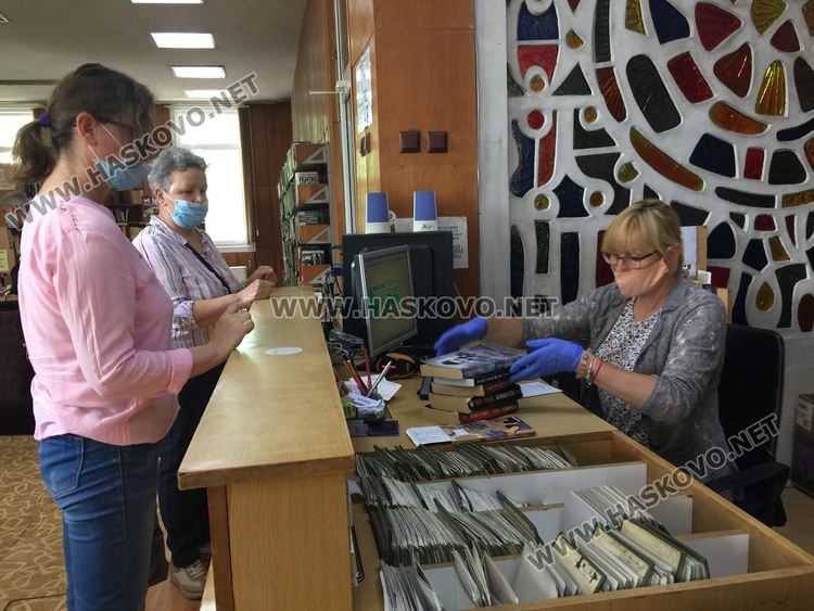  Опашки пред библиотеките в Хасково в първия им работен ден