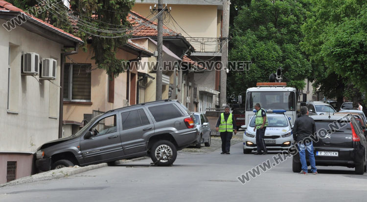 Джип се заби в къща на улица „Македония“ в Хасково