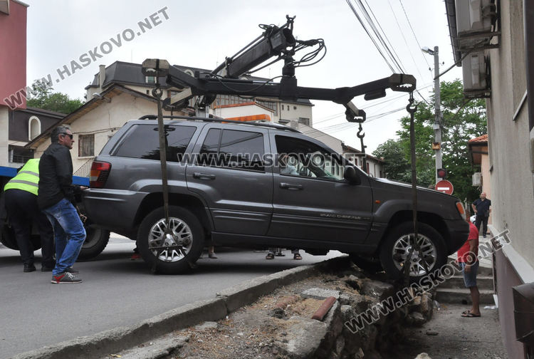 Джип се заби в къща на улица „Македония“ в Хасково