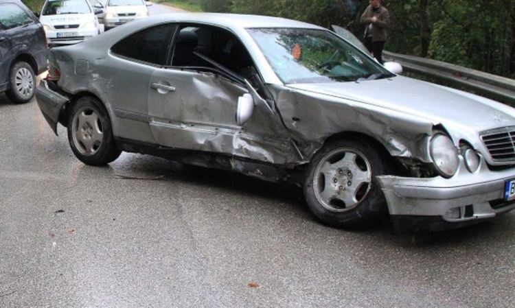 Тинейджъри предизвикаха катастрофа с "Мерцедес",единият със счупена ръка