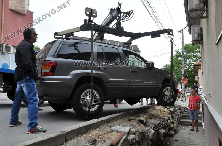 Джип се заби в къща на улица „Македония“ в Хасково