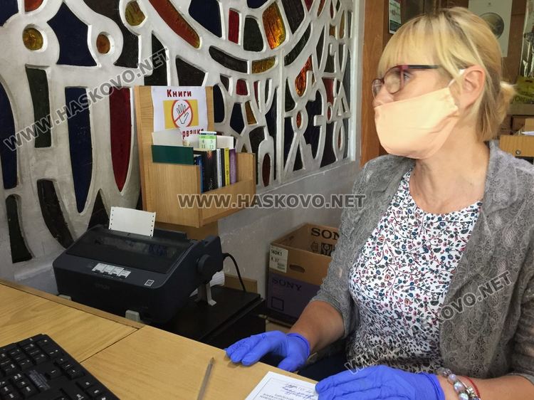  Опашки пред библиотеките в Хасково в първия им работен ден