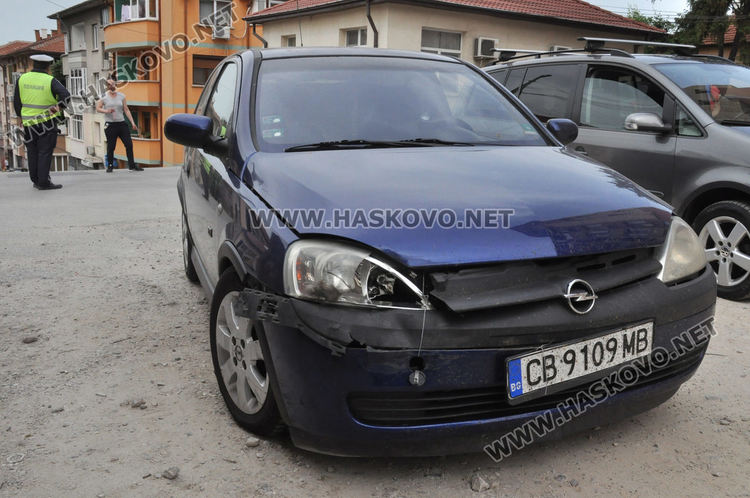 Джип се заби в къща на улица „Македония“ в Хасково