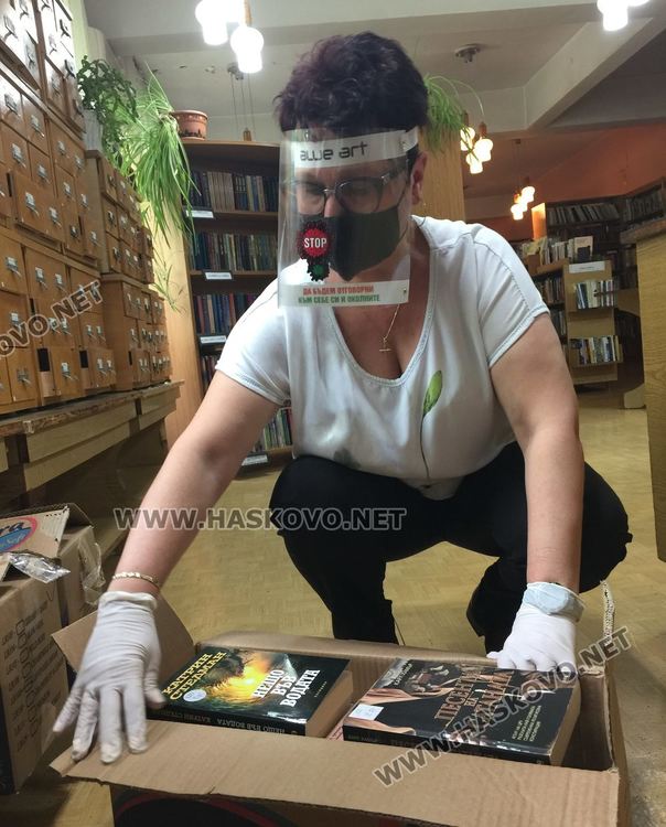  Опашки пред библиотеките в Хасково в първия им работен ден