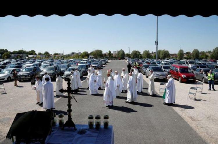 Френски католици участваха от автомобилите си в неделна служба