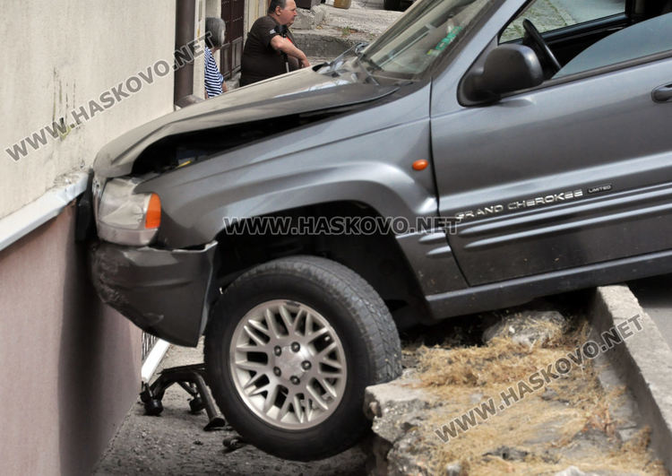 Джип се заби в къща на улица „Македония“ в Хасково
