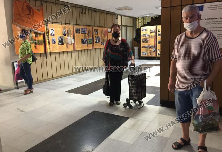  Опашки пред библиотеките в Хасково в първия им работен ден