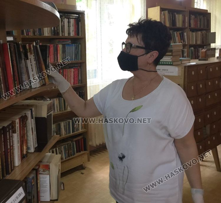  Опашки пред библиотеките в Хасково в първия им работен ден